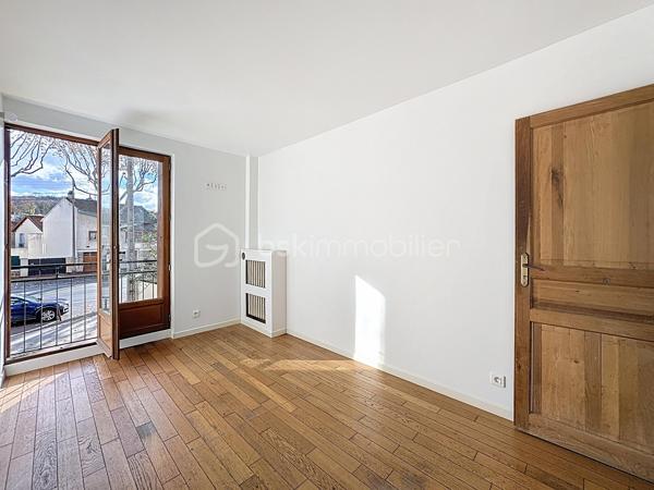 Situé en plein cœur de Viroflay, découvrez cet agréable appartement 3 pièces de 54 m², situé au 2ᵉ étage avec ascenseur, au sein d’une copropriété datant 1974.

L’appartement se distingue par sa belle luminosité et son emplacement privilégié. Vous bénéficiez d’un quotidien pratique et agréable, avec toutes les commodités accessibles à pied : commerces, services et transports.

Le bien se compose d’un espace de vie agréable ainsi que de deux chambres, offrant une configuration idéale aussi bien pour un couple que pour une petite famille ou un investissement.

Les atouts :
Appartement 3 pièces – 54 m²
2ᵉ étage avec ascenseur
Appartement lumineux
Toutes commodités accessibles à pied
Une cave
Une place de parking
Copropriété ancienne
DPE D

👉 Un appartement idéal pour profiter pleinement de la vie de Viroflay, dans un secteur recherché et pratique au quotidien.

Une visite s’impose pour découvrir tout son potentiel !
Une opportunité rare à exploiter sans tarder !

Sara Rodrigues BSK immobilier 
0633820735/ S.rodrigues@bskimmobilier.com