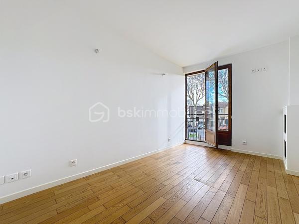 Situé en plein cœur de Viroflay, découvrez cet agréable appartement 3 pièces de 54 m², situé au 2ᵉ étage avec ascenseur, au sein d’une copropriété datant 1974.

L’appartement se distingue par sa belle luminosité et son emplacement privilégié. Vous bénéficiez d’un quotidien pratique et agréable, avec toutes les commodités accessibles à pied : commerces, services et transports.

Le bien se compose d’un espace de vie agréable ainsi que de deux chambres, offrant une configuration idéale aussi bien pour un couple que pour une petite famille ou un investissement.

Les atouts :
Appartement 3 pièces – 54 m²
2ᵉ étage avec ascenseur
Appartement lumineux
Toutes commodités accessibles à pied
Une cave
Une place de parking
Copropriété ancienne
DPE D

👉 Un appartement idéal pour profiter pleinement de la vie de Viroflay, dans un secteur recherché et pratique au quotidien.

Une visite s’impose pour découvrir tout son potentiel !
Une opportunité rare à exploiter sans tarder !

Sara Rodrigues BSK immobilier 
0633820735/ S.rodrigues@bskimmobilier.com