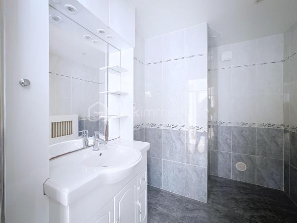 Situé en plein cœur de Viroflay, découvrez cet agréable appartement 3 pièces de 54 m², situé au 2ᵉ étage avec ascenseur, au sein d’une copropriété datant 1974.

L’appartement se distingue par sa belle luminosité et son emplacement privilégié. Vous bénéficiez d’un quotidien pratique et agréable, avec toutes les commodités accessibles à pied : commerces, services et transports.

Le bien se compose d’un espace de vie agréable ainsi que de deux chambres, offrant une configuration idéale aussi bien pour un couple que pour une petite famille ou un investissement.

Les atouts :
Appartement 3 pièces – 54 m²
2ᵉ étage avec ascenseur
Appartement lumineux
Toutes commodités accessibles à pied
Une cave
Une place de parking
Copropriété ancienne
DPE D

👉 Un appartement idéal pour profiter pleinement de la vie de Viroflay, dans un secteur recherché et pratique au quotidien.

Une visite s’impose pour découvrir tout son potentiel !
Une opportunité rare à exploiter sans tarder !

Sara Rodrigues BSK immobilier 
0633820735/ S.rodrigues@bskimmobilier.com