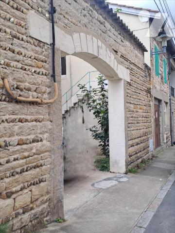 APPARTEMENT (Maison de village)  99M² AVEC TRES GRANDE TERRASSE 100m² ET GRENIER/DEPENDANCE