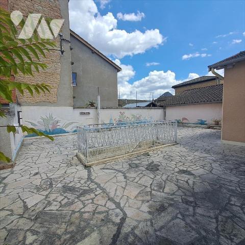 APPARTEMENT (Maison de village)  99M² AVEC TRES GRANDE TERRASSE 100m² ET GRENIER/DEPENDANCE