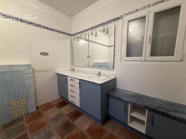 Propriété avec deux habitations, studio et bureau indépendant – Arles 850 000 €