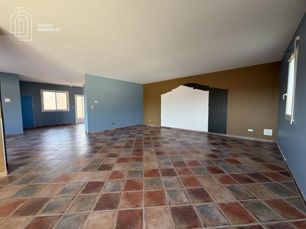 Propriété avec deux habitations, studio et bureau indépendant – Arles 850 000 €