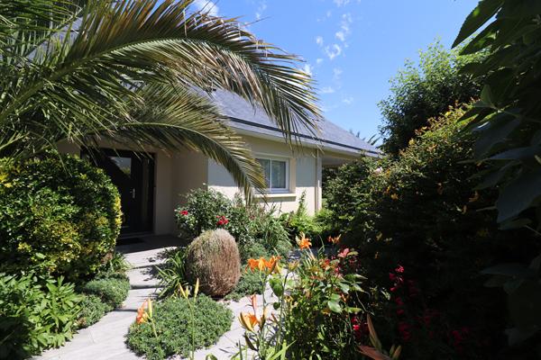Magnifique maison d'architecte de 2008 de 188m2 avec jardin paysagé et double garage