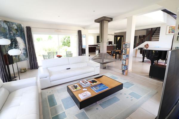 Magnifique maison d'architecte de 2008 de 188m2 avec jardin paysagé et double garage