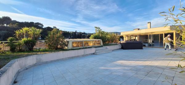 Rooftop unique 250 m² extérieurs, vue 280°