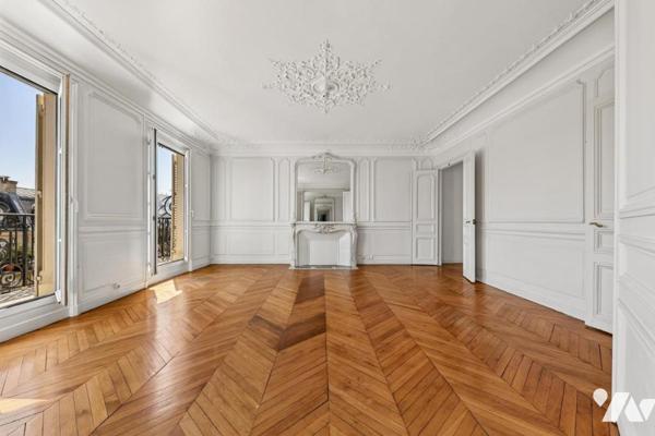 Paris 8ᵉ, Rue de Rome – Superbe appartement de réception au 5ᵉ étage avec balcon filant