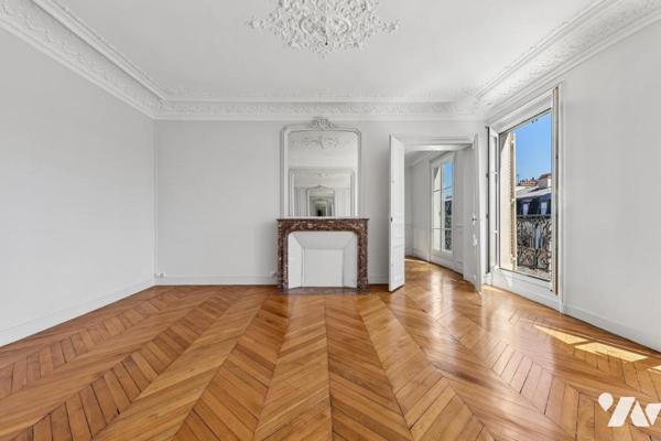 Paris 8ᵉ, Rue de Rome – Superbe appartement de réception au 5ᵉ étage avec balcon filant