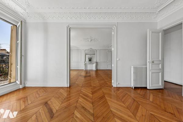 Paris 8ᵉ, Rue de Rome – Superbe appartement de réception au 5ᵉ étage avec balcon filant