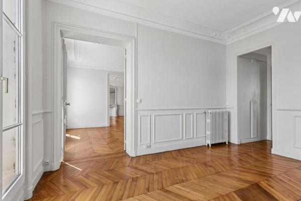 Paris 8ᵉ, Rue de Rome – Superbe appartement de réception au 5ᵉ étage avec balcon filant