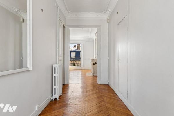 Paris 8ᵉ, Rue de Rome – Superbe appartement de réception au 5ᵉ étage avec balcon filant