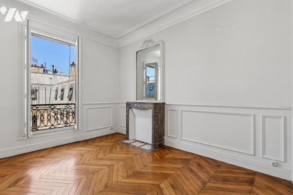 Paris 8ᵉ, Rue de Rome – Superbe appartement de réception au 5ᵉ étage avec balcon filant