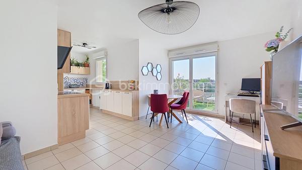 Idéalement situé à proximité immédiate du centre-ville, des écoles, des commerces et des transports, venez découvrir ce superbe appartement encore sous garantie décennale, un véritable gage de sérénité pour votre futur achat.

Dès l'entrée, vous serez séduit par une belle pièce de vie baignée de lumière, composée d'un salon convivial ouvert sur une cuisine entièrement équipée. Cet espace s'ouvre sur un agréable balcon, idéal pour profiter des beaux jours.

L'espace nuit se compose de deux belles chambres aux beaux volumes, offrant un cadre de vie confortable et fonctionnel.

Vous disposerez également d'une salle de bains avec un espace dédié au lave-linge, pensée pour un usage pratique au quotidien.

Pour compléter les prestations de ce bien, une cave ainsi que deux places de stationnement privatives viennent parfaire l'ensemble.

Un appartement moderne, lumineux, idéalement situé et encore sous garantie décennale, où il ne vous reste plus qu'à poser vos valises. Coup de cœur assuré !
