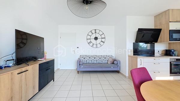 Idéalement situé à proximité immédiate du centre-ville, des écoles, des commerces et des transports, venez découvrir ce superbe appartement encore sous garantie décennale, un véritable gage de sérénité pour votre futur achat.

Dès l'entrée, vous serez séduit par une belle pièce de vie baignée de lumière, composée d'un salon convivial ouvert sur une cuisine entièrement équipée. Cet espace s'ouvre sur un agréable balcon, idéal pour profiter des beaux jours.

L'espace nuit se compose de deux belles chambres aux beaux volumes, offrant un cadre de vie confortable et fonctionnel.

Vous disposerez également d'une salle de bains avec un espace dédié au lave-linge, pensée pour un usage pratique au quotidien.

Pour compléter les prestations de ce bien, une cave ainsi que deux places de stationnement privatives viennent parfaire l'ensemble.

Un appartement moderne, lumineux, idéalement situé et encore sous garantie décennale, où il ne vous reste plus qu'à poser vos valises. Coup de cœur assuré !