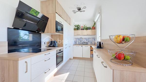 Idéalement situé à proximité immédiate du centre-ville, des écoles, des commerces et des transports, venez découvrir ce superbe appartement encore sous garantie décennale, un véritable gage de sérénité pour votre futur achat.

Dès l'entrée, vous serez séduit par une belle pièce de vie baignée de lumière, composée d'un salon convivial ouvert sur une cuisine entièrement équipée. Cet espace s'ouvre sur un agréable balcon, idéal pour profiter des beaux jours.

L'espace nuit se compose de deux belles chambres aux beaux volumes, offrant un cadre de vie confortable et fonctionnel.

Vous disposerez également d'une salle de bains avec un espace dédié au lave-linge, pensée pour un usage pratique au quotidien.

Pour compléter les prestations de ce bien, une cave ainsi que deux places de stationnement privatives viennent parfaire l'ensemble.

Un appartement moderne, lumineux, idéalement situé et encore sous garantie décennale, où il ne vous reste plus qu'à poser vos valises. Coup de cœur assuré !