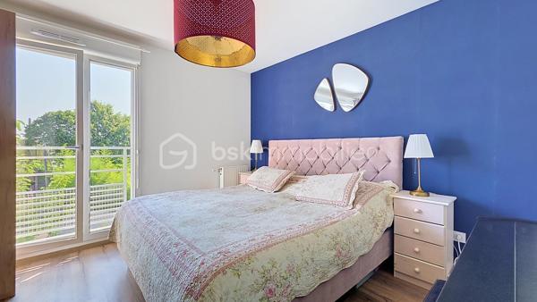 Idéalement situé à proximité immédiate du centre-ville, des écoles, des commerces et des transports, venez découvrir ce superbe appartement encore sous garantie décennale, un véritable gage de sérénité pour votre futur achat.

Dès l'entrée, vous serez séduit par une belle pièce de vie baignée de lumière, composée d'un salon convivial ouvert sur une cuisine entièrement équipée. Cet espace s'ouvre sur un agréable balcon, idéal pour profiter des beaux jours.

L'espace nuit se compose de deux belles chambres aux beaux volumes, offrant un cadre de vie confortable et fonctionnel.

Vous disposerez également d'une salle de bains avec un espace dédié au lave-linge, pensée pour un usage pratique au quotidien.

Pour compléter les prestations de ce bien, une cave ainsi que deux places de stationnement privatives viennent parfaire l'ensemble.

Un appartement moderne, lumineux, idéalement situé et encore sous garantie décennale, où il ne vous reste plus qu'à poser vos valises. Coup de cœur assuré !