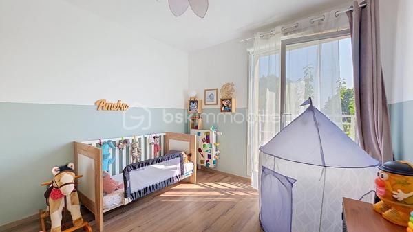 Idéalement situé à proximité immédiate du centre-ville, des écoles, des commerces et des transports, venez découvrir ce superbe appartement encore sous garantie décennale, un véritable gage de sérénité pour votre futur achat.

Dès l'entrée, vous serez séduit par une belle pièce de vie baignée de lumière, composée d'un salon convivial ouvert sur une cuisine entièrement équipée. Cet espace s'ouvre sur un agréable balcon, idéal pour profiter des beaux jours.

L'espace nuit se compose de deux belles chambres aux beaux volumes, offrant un cadre de vie confortable et fonctionnel.

Vous disposerez également d'une salle de bains avec un espace dédié au lave-linge, pensée pour un usage pratique au quotidien.

Pour compléter les prestations de ce bien, une cave ainsi que deux places de stationnement privatives viennent parfaire l'ensemble.

Un appartement moderne, lumineux, idéalement situé et encore sous garantie décennale, où il ne vous reste plus qu'à poser vos valises. Coup de cœur assuré !
