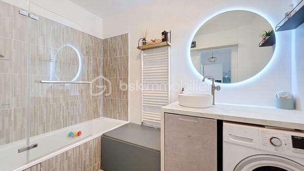 Idéalement situé à proximité immédiate du centre-ville, des écoles, des commerces et des transports, venez découvrir ce superbe appartement encore sous garantie décennale, un véritable gage de sérénité pour votre futur achat.

Dès l'entrée, vous serez séduit par une belle pièce de vie baignée de lumière, composée d'un salon convivial ouvert sur une cuisine entièrement équipée. Cet espace s'ouvre sur un agréable balcon, idéal pour profiter des beaux jours.

L'espace nuit se compose de deux belles chambres aux beaux volumes, offrant un cadre de vie confortable et fonctionnel.

Vous disposerez également d'une salle de bains avec un espace dédié au lave-linge, pensée pour un usage pratique au quotidien.

Pour compléter les prestations de ce bien, une cave ainsi que deux places de stationnement privatives viennent parfaire l'ensemble.

Un appartement moderne, lumineux, idéalement situé et encore sous garantie décennale, où il ne vous reste plus qu'à poser vos valises. Coup de cœur assuré !