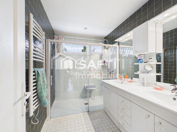 Maison familiale, calme, commerces, ecoles.