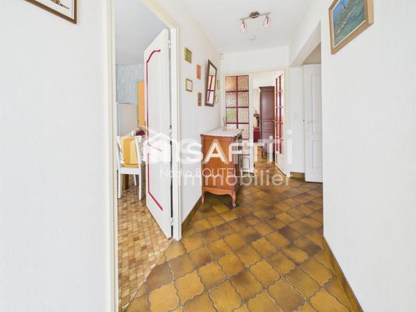 Maison familiale, calme, commerces, ecoles.