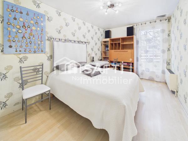 Maison familiale, calme, commerces, ecoles.