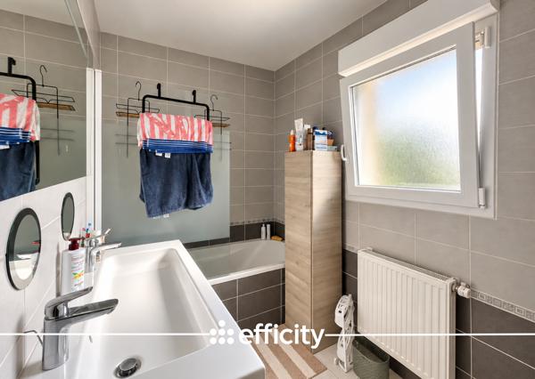 Maison
         5 pièces
        - 100 m² Exclusivité 310 000 € *