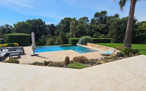 Maison à vendre    5 pièces •  Antibes