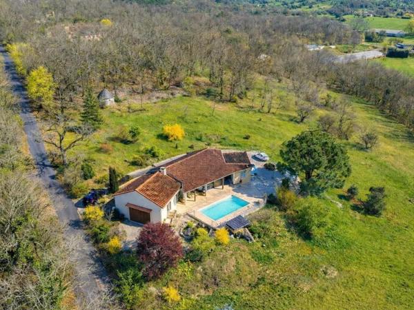 Maison avec piscine située dans un bel environnement privilégié avec une vue imprenable, cette maison offre de beaux volumes et ses prestations de qualité.