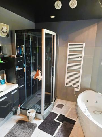 Maison avec piscine située dans un bel environnement privilégié avec une vue imprenable, cette maison offre de beaux volumes et ses prestations de qualité.