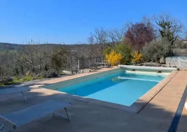 Maison avec piscine située dans un bel environnement privilégié avec une vue imprenable, cette maison offre de beaux volumes et ses prestations de qualité.