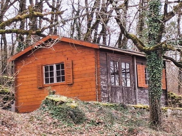 Maison avec piscine située dans un bel environnement privilégié avec une vue imprenable, cette maison offre de beaux volumes et ses prestations de qualité.