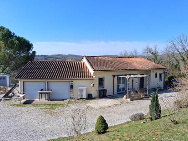 Maison avec piscine située dans un bel environnement privilégié avec une vue imprenable, cette maison offre de beaux volumes et ses prestations de qualité.