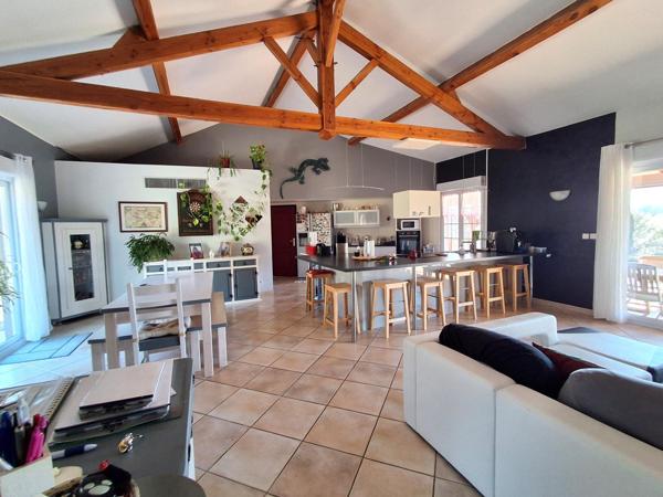 Maison avec piscine située dans un bel environnement privilégié avec une vue imprenable, cette maison offre de beaux volumes et ses prestations de qualité.