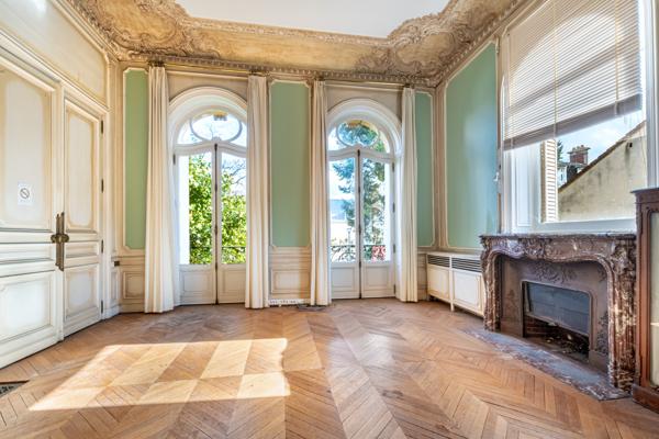 Propriete 20 pièce(s) 617 m²