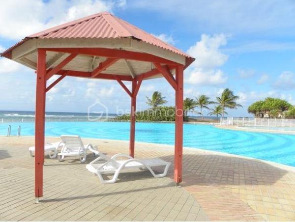 Saint François - Anse des Rochers
Célèbre site doté d'une magnifique cocoteraie s'étendant sur 7 hectares , d'un accès plage direct , d'un restaurant de plage, d'une grande piscine à débordement vue mer, d'un cours de tennis et d'un service de gardiennage avec accès sécurisé, le domaine de l' Anse des Rochers est sans conteste le lieu par excellence voué à un investissement locatif saisonnier.
Aujourd'hui je vous propose cet appartement entièrement rénové, en rez-de-jardin orienté cocoteraie!
Il se compose d'une entrée avec placard aménagé , une salle d'eau / toilettes rénovée avec douche , aménagement colonne de rangement et machine à laver, une pièce de vie climatisée chambre à coucher, espace bureau télétravail , une grande varangue (séparée par baie vitrée à galandage 4 ventaux avec film sans tain) offrant une grande cuisine équipée refaite à neuf et un espace convivial bien ventilé, orienté sur le jardin de la résidence avec en bonus une jolie vue mer.
Ses plus :
- son emplacement et son orientation
- climatisation et ventilateurs plafonniers
- carrelage refait avec ragréage : unité des sols et des niveaux
- logement fibré avec ligne personnelle
- aucun travaux à prévoir
- vendu meublé clé en main avec ses réservations en cours
Vous l'avez compris ce bien est l'idéal pour un investissement locatif et un pied à terre alors n'hésitez pas à me contacter pour de plus amples informations, accéder à la vidéo ou positionner une visite.