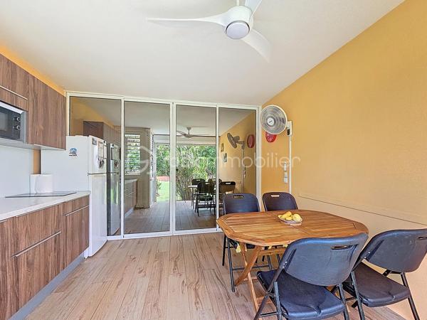 Saint François - Anse des Rochers
Célèbre site doté d'une magnifique cocoteraie s'étendant sur 7 hectares , d'un accès plage direct , d'un restaurant de plage, d'une grande piscine à débordement vue mer, d'un cours de tennis et d'un service de gardiennage avec accès sécurisé, le domaine de l' Anse des Rochers est sans conteste le lieu par excellence voué à un investissement locatif saisonnier.
Aujourd'hui je vous propose cet appartement entièrement rénové, en rez-de-jardin orienté cocoteraie!
Il se compose d'une entrée avec placard aménagé , une salle d'eau / toilettes rénovée avec douche , aménagement colonne de rangement et machine à laver, une pièce de vie climatisée chambre à coucher, espace bureau télétravail , une grande varangue (séparée par baie vitrée à galandage 4 ventaux avec film sans tain) offrant une grande cuisine équipée refaite à neuf et un espace convivial bien ventilé, orienté sur le jardin de la résidence avec en bonus une jolie vue mer.
Ses plus :
- son emplacement et son orientation
- climatisation et ventilateurs plafonniers
- carrelage refait avec ragréage : unité des sols et des niveaux
- logement fibré avec ligne personnelle
- aucun travaux à prévoir
- vendu meublé clé en main avec ses réservations en cours
Vous l'avez compris ce bien est l'idéal pour un investissement locatif et un pied à terre alors n'hésitez pas à me contacter pour de plus amples informations, accéder à la vidéo ou positionner une visite.