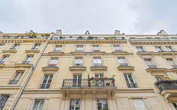 Appartement à vendre    2 pièces • 54,95 m2 Paris 10