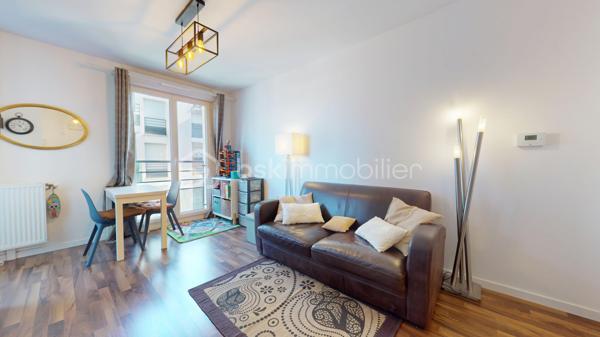 Situé avenue du Président Kennedy à Viry-Châtillon, Alain ROUSSEAU BSK Immobilier vous propose en exclusivité cet appartement de type F2 de 40 m², au 3ème étage avec ascenseur d'une résidence moderne et sécurisée construite en 2019. À seulement 5 minutes à pied de la station de Tram-train T12 « Coteaux de l'Orge », vous rejoignez le RER C en quelques minutes ainsi que les hubs économiques de Massy Palaiseau et Évry-Courcouronnes.

L'appartement se compose de : une entrée fonctionnelle, un séjour lumineux ouvrant directement sur un balcon privatif, idéal pour les beaux jours. Une cuisine ouverte, moderne et aménagée, une chambre avec placard, une grande salle d'eau ainsi qu'un WC indépendant.
Inclus avec le bien : Une place de parking privative en sous-sol sécurisé.

Les + techniques & financiers : Excellente performance énergétique : Classé DPE C, garantissant des factures d'énergie très faibles et aucune restriction de location.
Aucun travaux à prévoir dans l'appartement ni dans la copropriété.
Idéal pour un premier achat ou un investissement locatif

\\ VISITE VIRTUELLE DISPONIBLE //