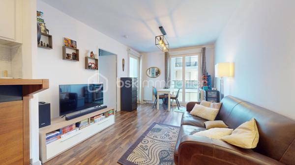 Situé avenue du Président Kennedy à Viry-Châtillon, Alain ROUSSEAU BSK Immobilier vous propose en exclusivité cet appartement de type F2 de 40 m², au 3ème étage avec ascenseur d'une résidence moderne et sécurisée construite en 2019. À seulement 5 minutes à pied de la station de Tram-train T12 « Coteaux de l'Orge », vous rejoignez le RER C en quelques minutes ainsi que les hubs économiques de Massy Palaiseau et Évry-Courcouronnes.

L'appartement se compose de : une entrée fonctionnelle, un séjour lumineux ouvrant directement sur un balcon privatif, idéal pour les beaux jours. Une cuisine ouverte, moderne et aménagée, une chambre avec placard, une grande salle d'eau ainsi qu'un WC indépendant.
Inclus avec le bien : Une place de parking privative en sous-sol sécurisé.

Les + techniques & financiers : Excellente performance énergétique : Classé DPE C, garantissant des factures d'énergie très faibles et aucune restriction de location.
Aucun travaux à prévoir dans l'appartement ni dans la copropriété.
Idéal pour un premier achat ou un investissement locatif

\\ VISITE VIRTUELLE DISPONIBLE //