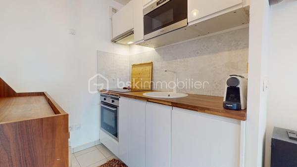 Situé avenue du Président Kennedy à Viry-Châtillon, Alain ROUSSEAU BSK Immobilier vous propose en exclusivité cet appartement de type F2 de 40 m², au 3ème étage avec ascenseur d'une résidence moderne et sécurisée construite en 2019. À seulement 5 minutes à pied de la station de Tram-train T12 « Coteaux de l'Orge », vous rejoignez le RER C en quelques minutes ainsi que les hubs économiques de Massy Palaiseau et Évry-Courcouronnes.

L'appartement se compose de : une entrée fonctionnelle, un séjour lumineux ouvrant directement sur un balcon privatif, idéal pour les beaux jours. Une cuisine ouverte, moderne et aménagée, une chambre avec placard, une grande salle d'eau ainsi qu'un WC indépendant.
Inclus avec le bien : Une place de parking privative en sous-sol sécurisé.

Les + techniques & financiers : Excellente performance énergétique : Classé DPE C, garantissant des factures d'énergie très faibles et aucune restriction de location.
Aucun travaux à prévoir dans l'appartement ni dans la copropriété.
Idéal pour un premier achat ou un investissement locatif

\\ VISITE VIRTUELLE DISPONIBLE //