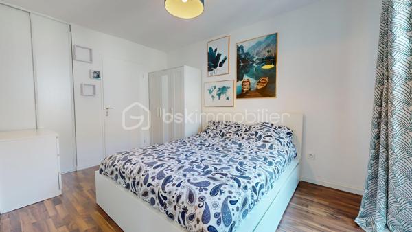 Situé avenue du Président Kennedy à Viry-Châtillon, Alain ROUSSEAU BSK Immobilier vous propose en exclusivité cet appartement de type F2 de 40 m², au 3ème étage avec ascenseur d'une résidence moderne et sécurisée construite en 2019. À seulement 5 minutes à pied de la station de Tram-train T12 « Coteaux de l'Orge », vous rejoignez le RER C en quelques minutes ainsi que les hubs économiques de Massy Palaiseau et Évry-Courcouronnes.

L'appartement se compose de : une entrée fonctionnelle, un séjour lumineux ouvrant directement sur un balcon privatif, idéal pour les beaux jours. Une cuisine ouverte, moderne et aménagée, une chambre avec placard, une grande salle d'eau ainsi qu'un WC indépendant.
Inclus avec le bien : Une place de parking privative en sous-sol sécurisé.

Les + techniques & financiers : Excellente performance énergétique : Classé DPE C, garantissant des factures d'énergie très faibles et aucune restriction de location.
Aucun travaux à prévoir dans l'appartement ni dans la copropriété.
Idéal pour un premier achat ou un investissement locatif

\\ VISITE VIRTUELLE DISPONIBLE //