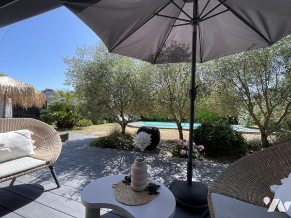 Lignes modernes, piscine, aperçu mer, bourg et plage à pied : une maison qui s’adapte à vos envies 