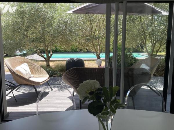 Lignes modernes, piscine, aperçu mer, bourg et plage à pied : une maison qui s’adapte à vos envies 