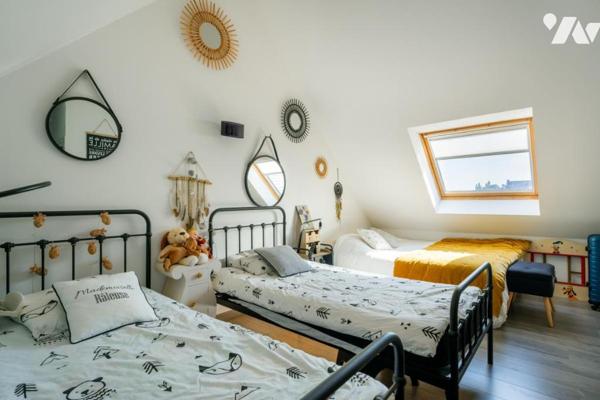 Lignes modernes, piscine, aperçu mer, bourg et plage à pied : une maison qui s’adapte à vos envies 