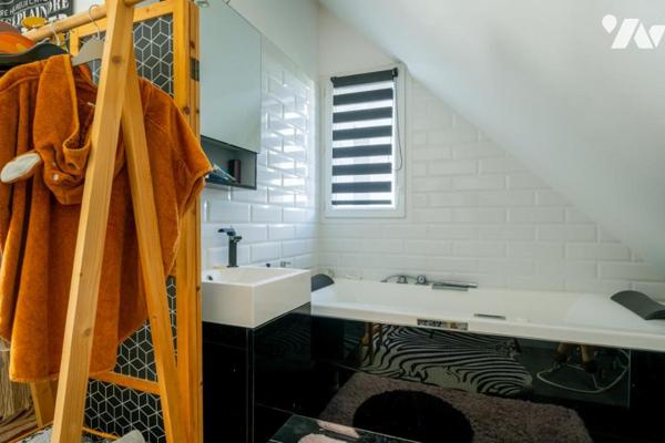 Lignes modernes, piscine, aperçu mer, bourg et plage à pied : une maison qui s’adapte à vos envies 