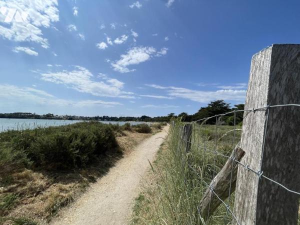 Lignes modernes, piscine, aperçu mer, bourg et plage à pied : une maison qui s’adapte à vos envies 