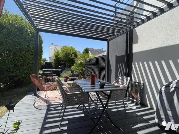 Lignes modernes, piscine, aperçu mer, bourg et plage à pied : une maison qui s’adapte à vos envies 