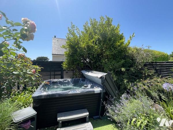 Lignes modernes, piscine, aperçu mer, bourg et plage à pied : une maison qui s’adapte à vos envies 