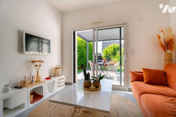 Lignes modernes, piscine, aperçu mer, bourg et plage à pied : une maison qui s’adapte à vos envies 