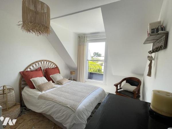 Lignes modernes, piscine, aperçu mer, bourg et plage à pied : une maison qui s’adapte à vos envies 